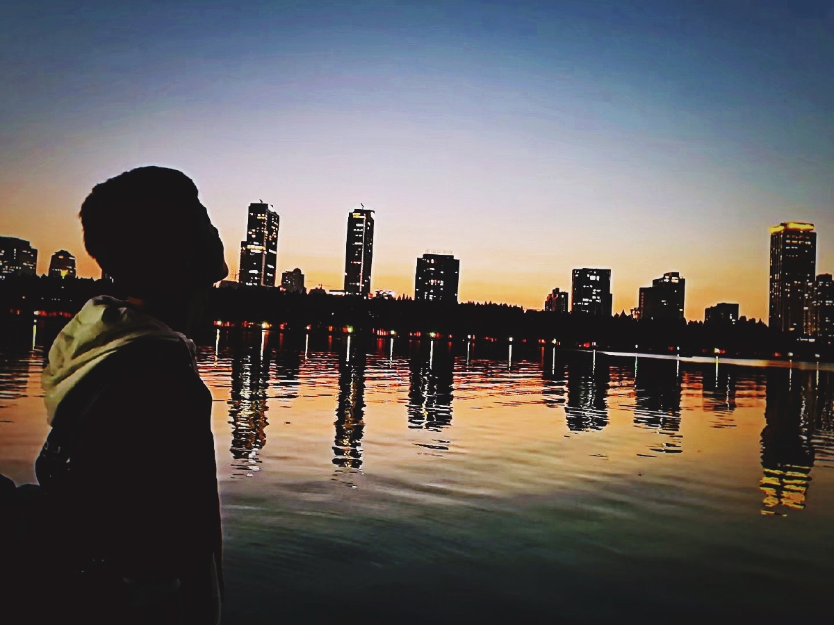 出差南京工作偶遇一男生望向远方好像是在思考着什么