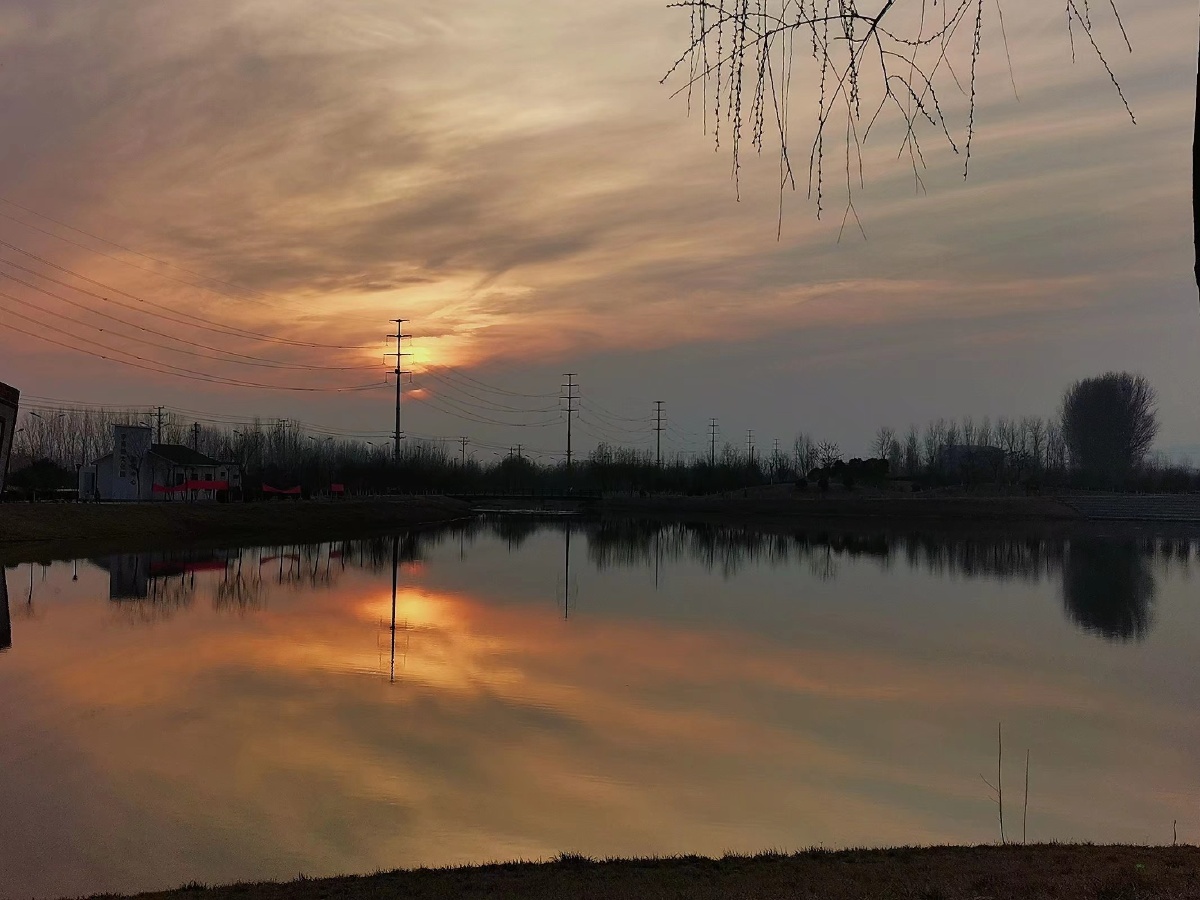 新年的曦光微微,欲引惹黎明,于是漫过山川湖泊,南水北山东林西岭,漫过