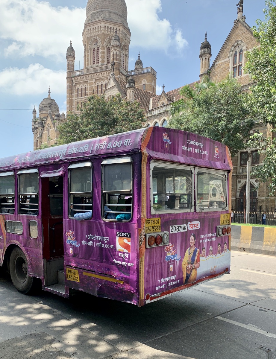 印度新德里街上的公交车