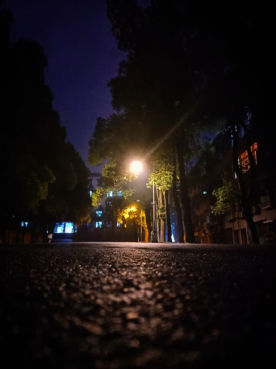 路灯雨天夜晚街道