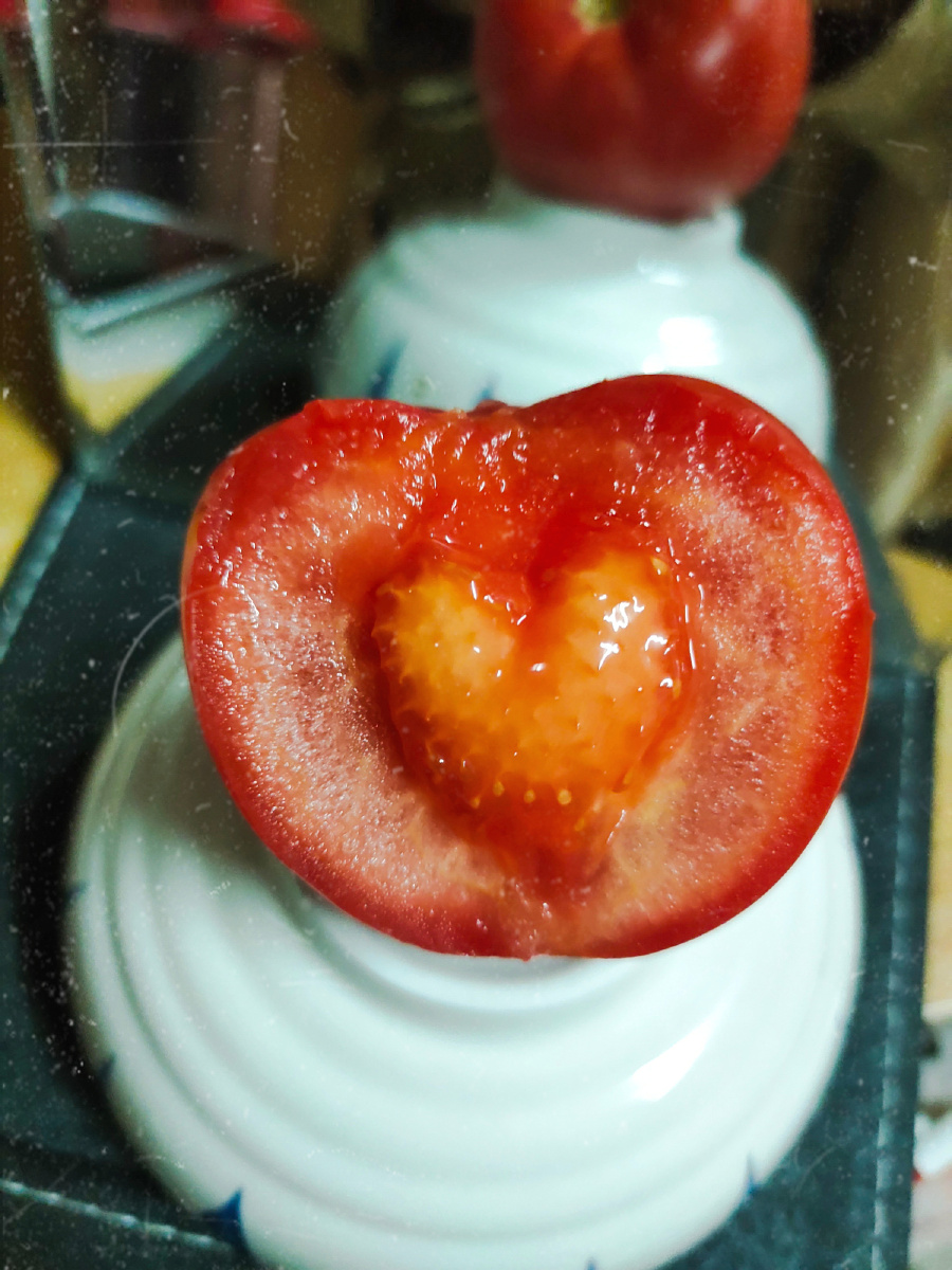 原来番茄都是心形的呢