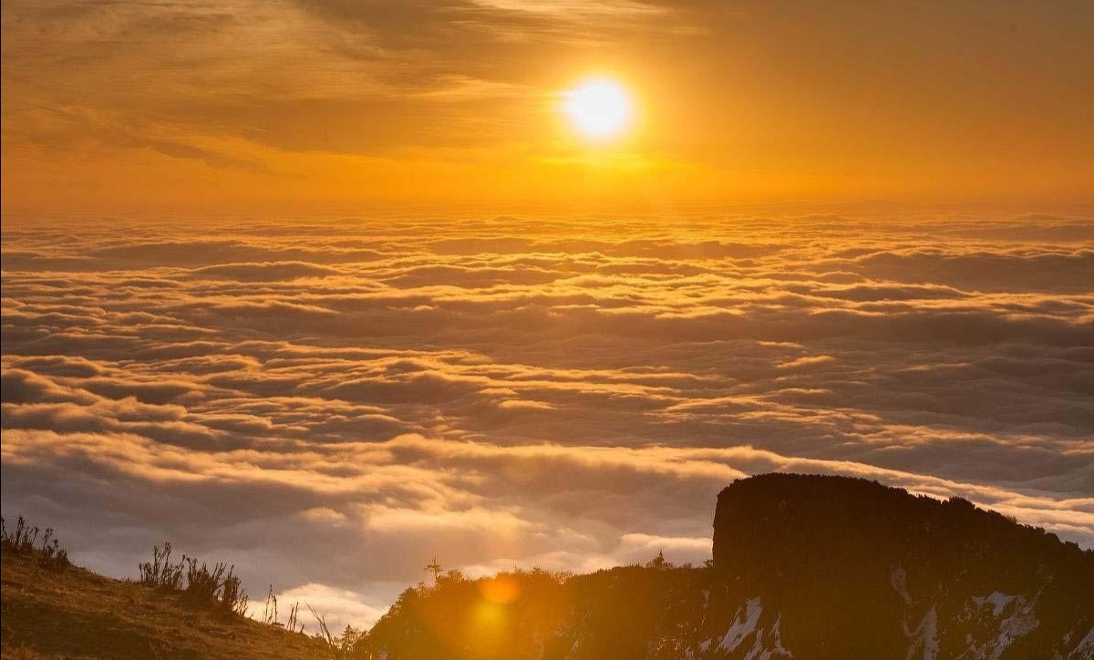 夕阳下的海边和山顶