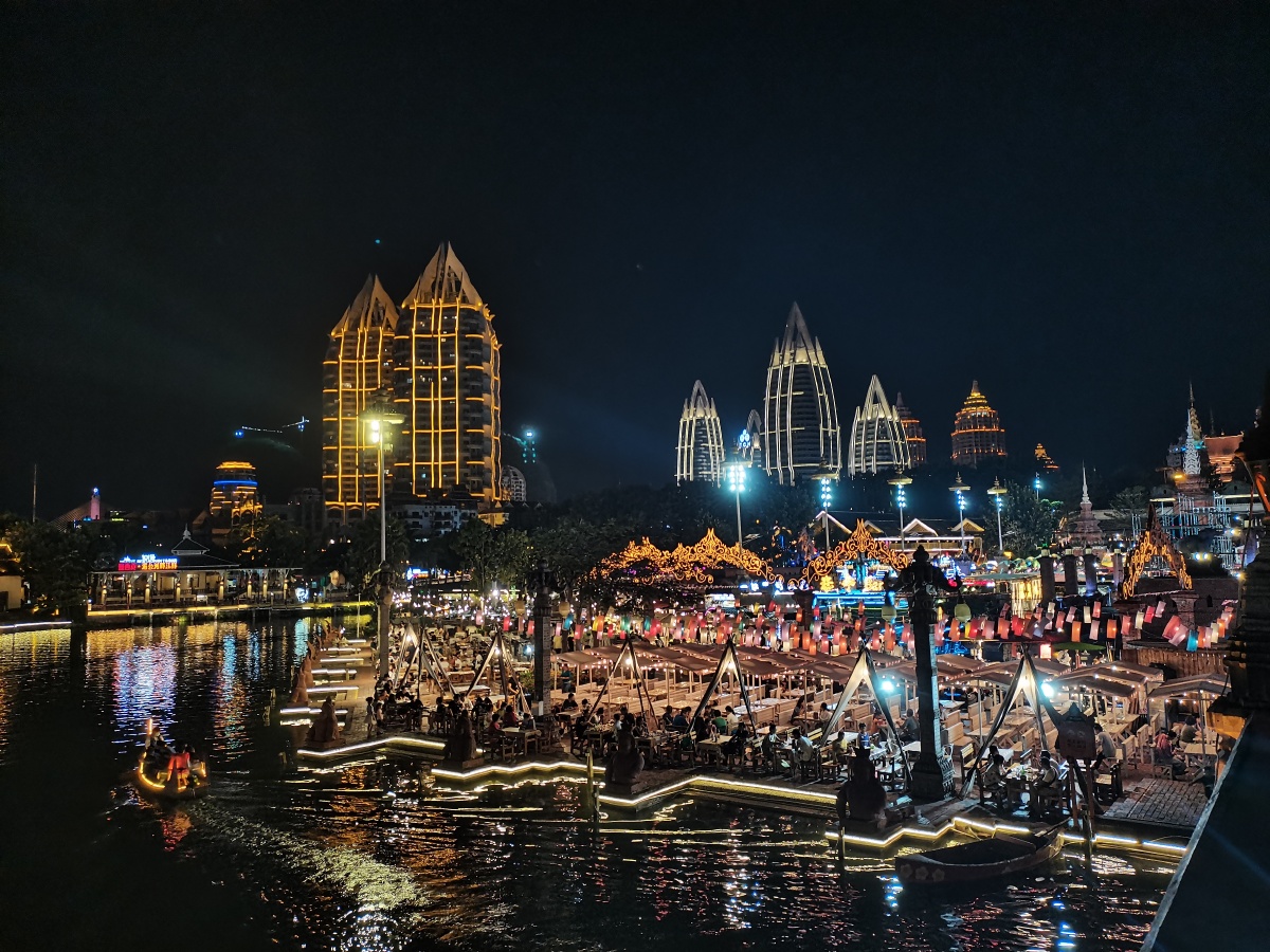 云南西双版纳星光夜市东南亚最大的夜市告庄夜市人山人海穿梭在夜市中