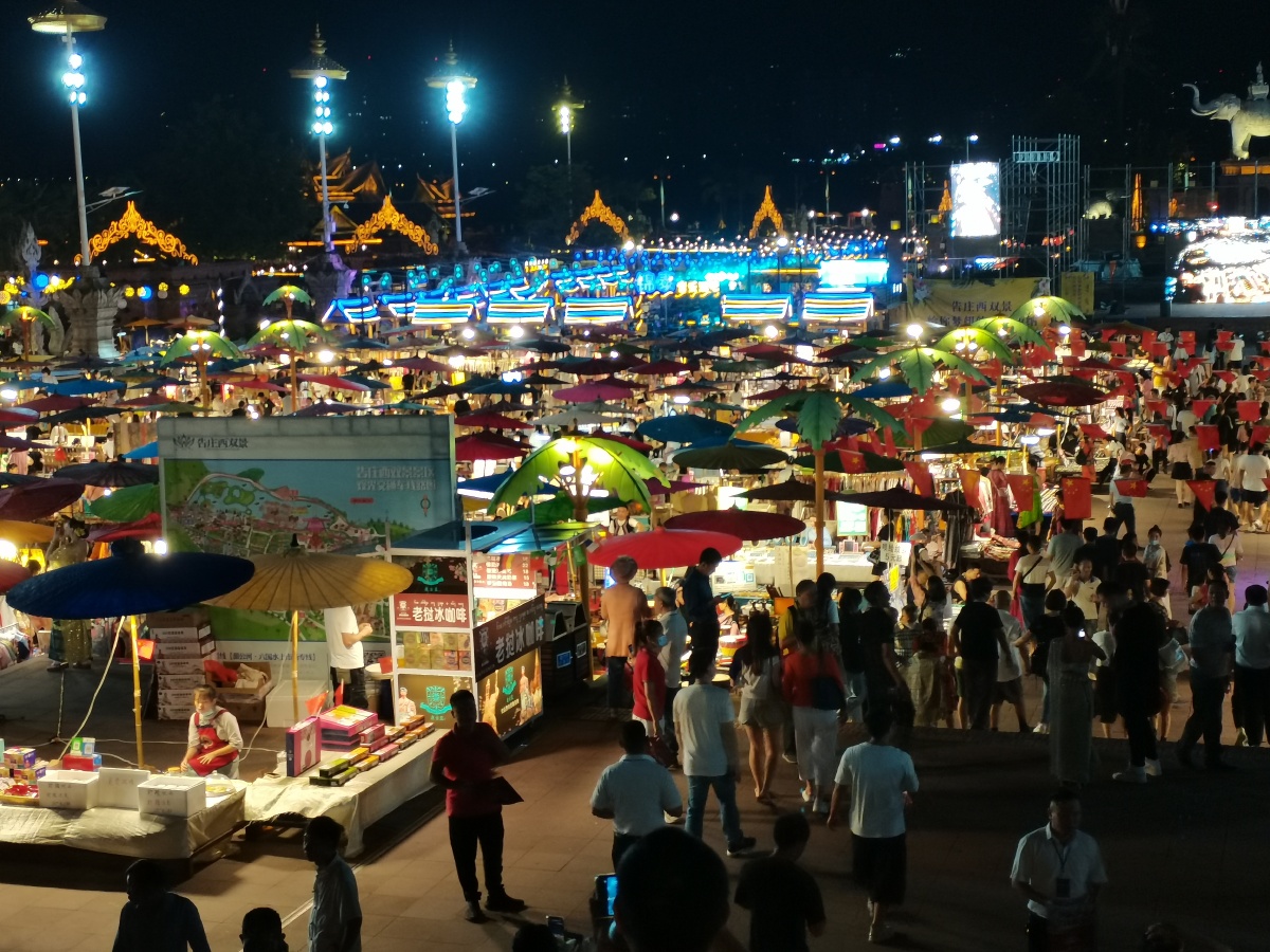 云南西双版纳星光夜市东南亚最大的夜市告庄夜市人山人海穿梭在夜市中