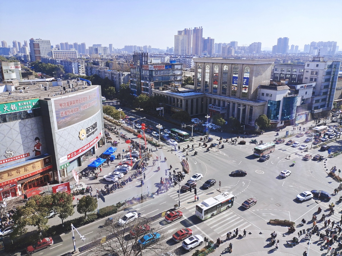 位于市中心的繁华街道