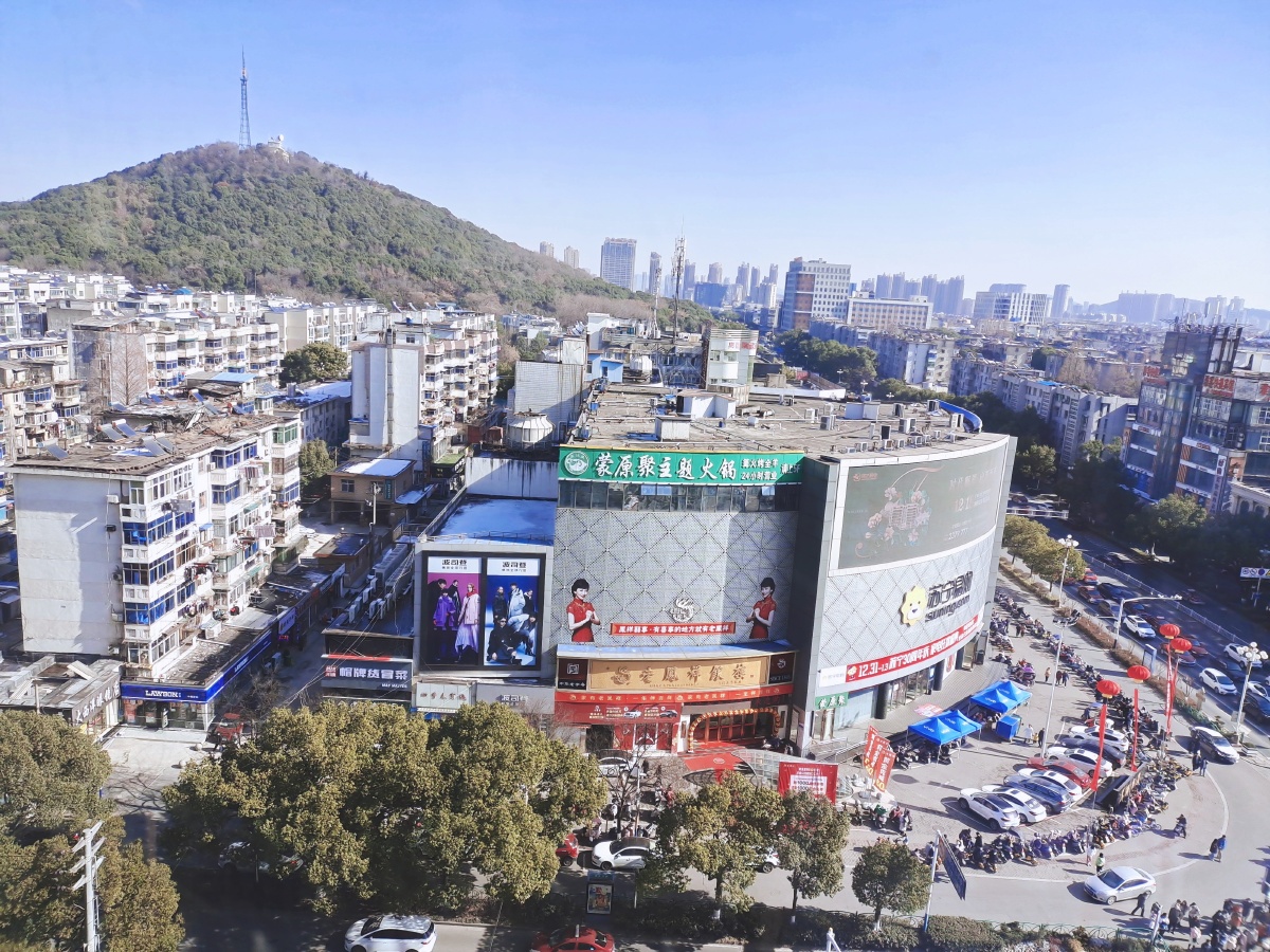 位于市中心的繁华街道