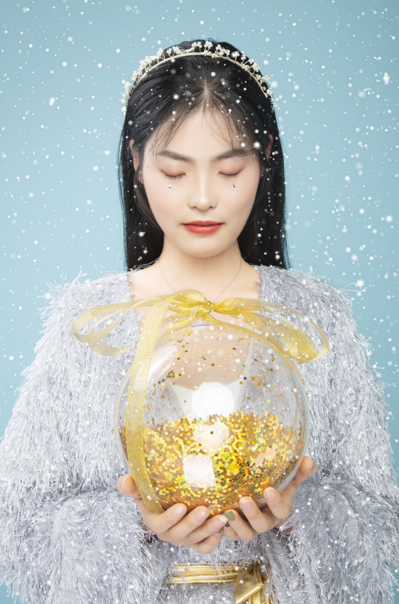 圣诞节那天拍的写真集中的一张,图中人物闭着眼睛许愿,期望明年的美好