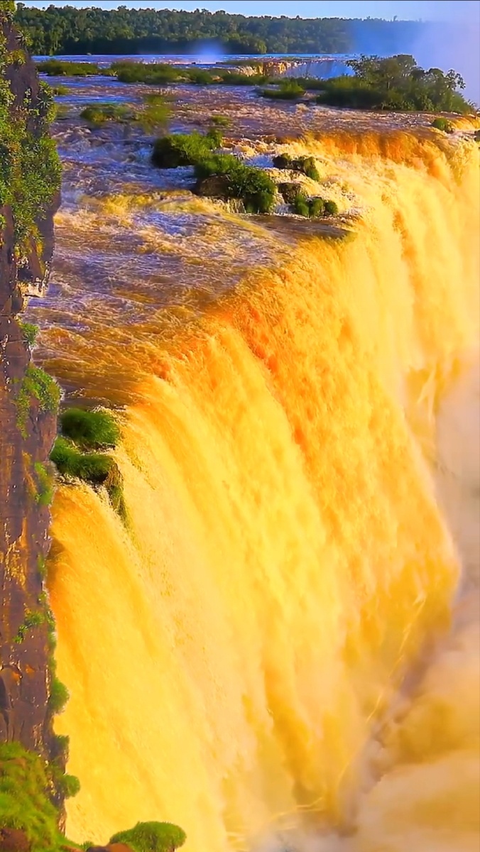 美丽瀑布震撼心灵