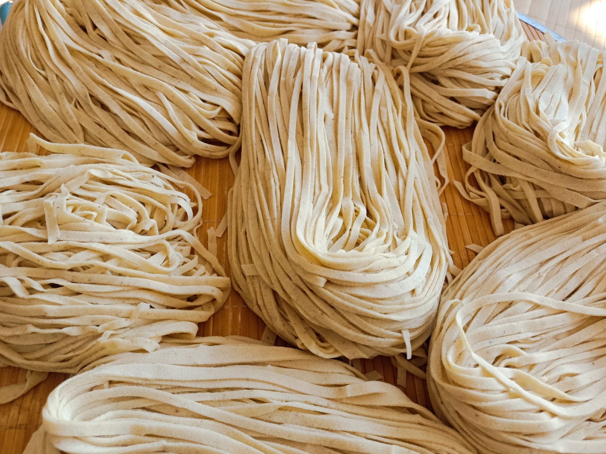 最解乡愁不过家乡味蒿子豆面