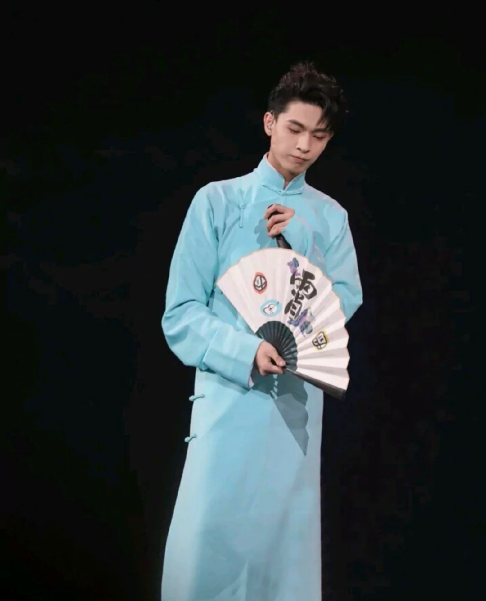 这是德云社相声演员秦霄贤,他是一个特别温柔的宝藏男孩.