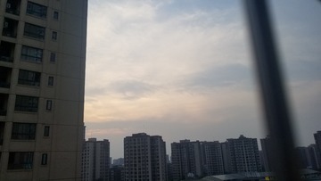 215818