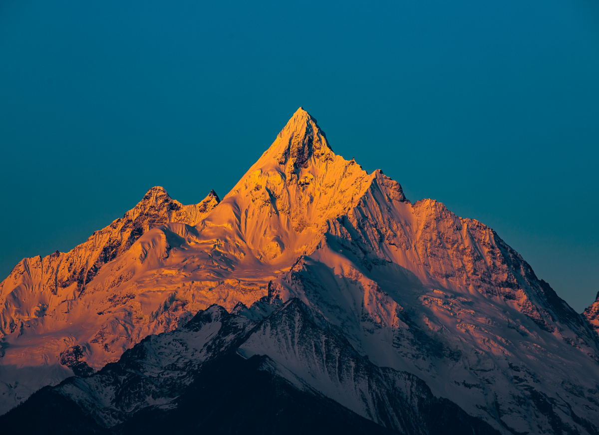 美丽的梅里雪山日照金山