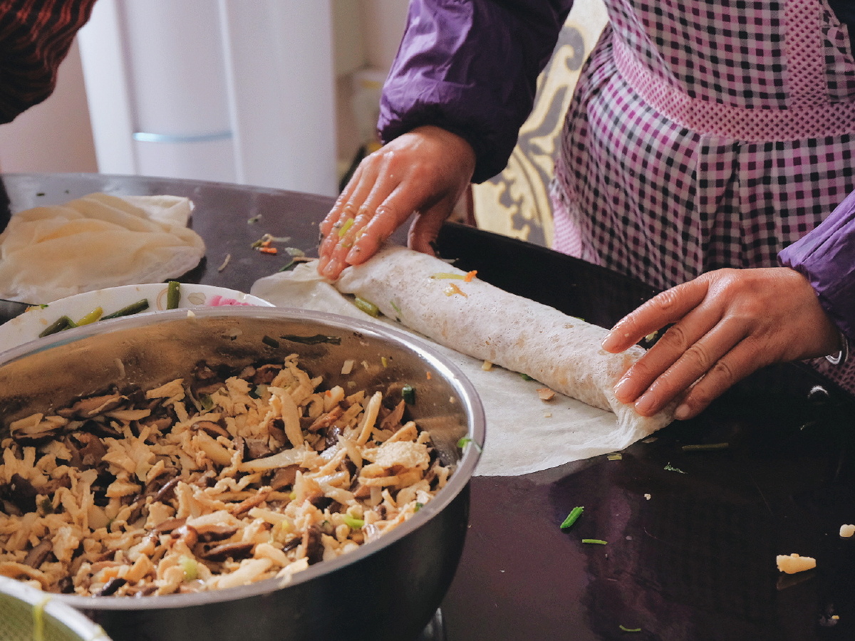 浙江省天台县美食饺饼筒每年过年都会吃饺饼筒家家户户的冰箱里都是待