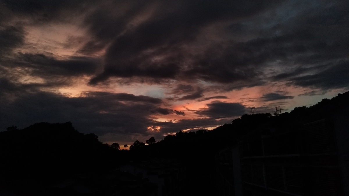 每次看到天上的破晓色我就又想你们了r1se