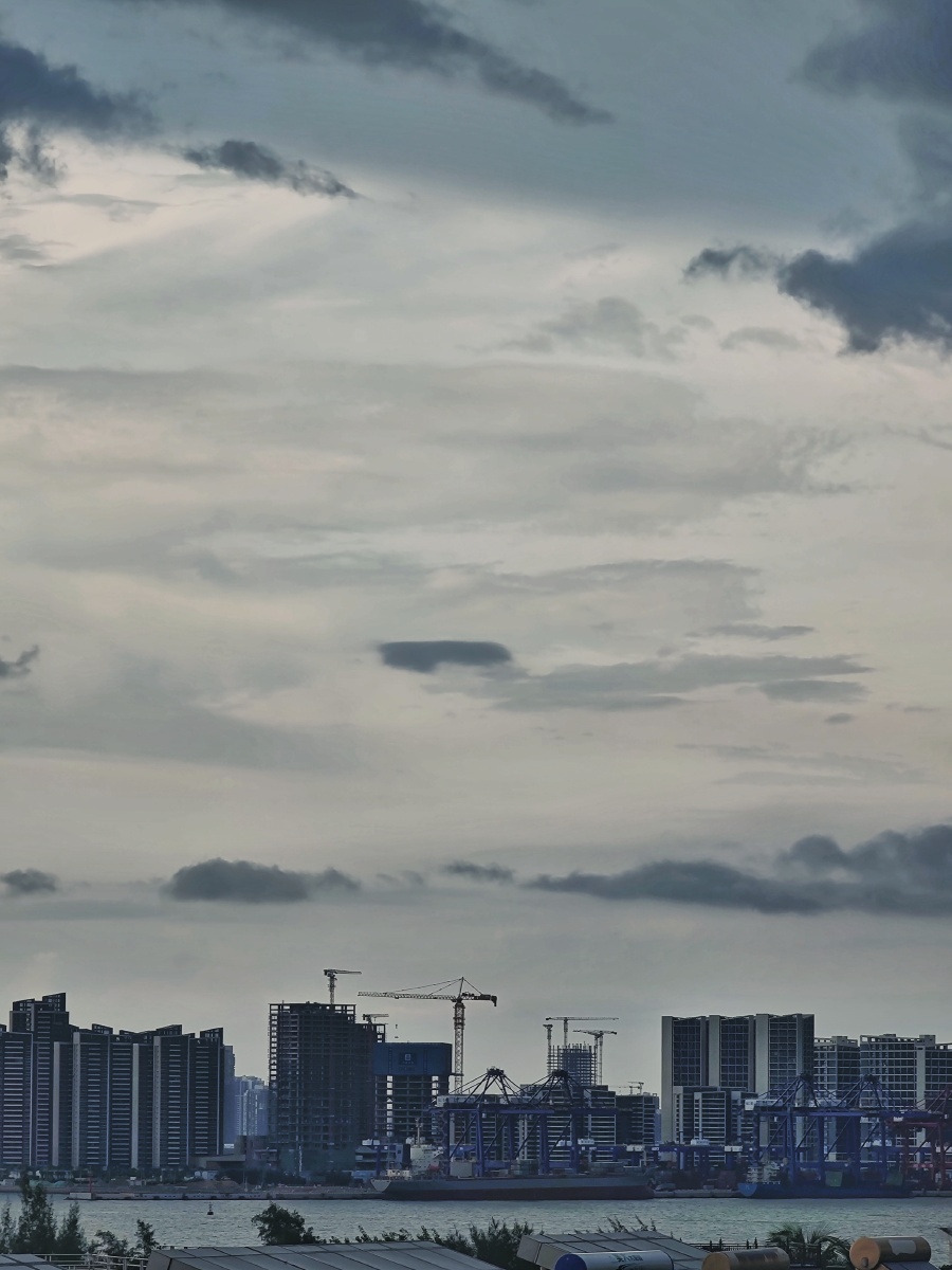 闷热的下午,一场及时雨给城市带来清凉与洁净.