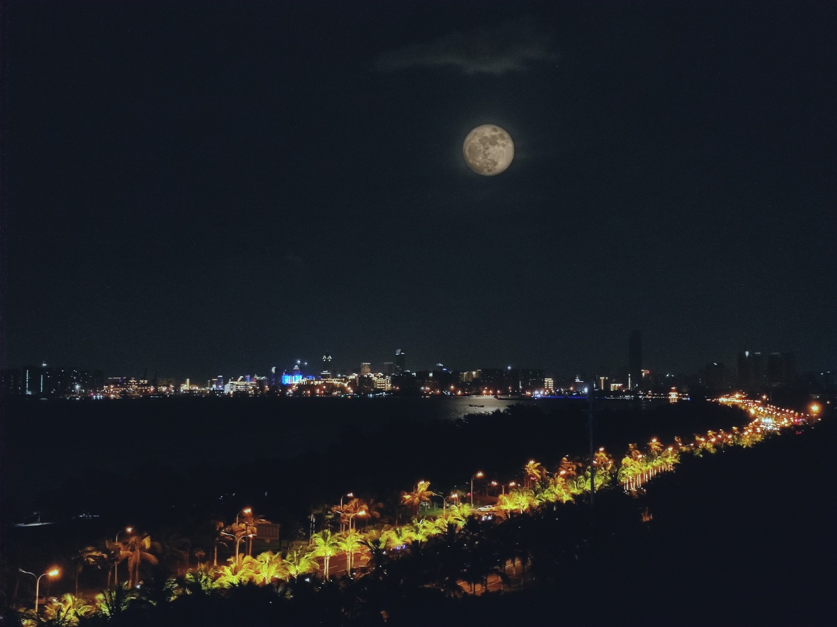 海上生明月天涯共此时滨海大道之夜