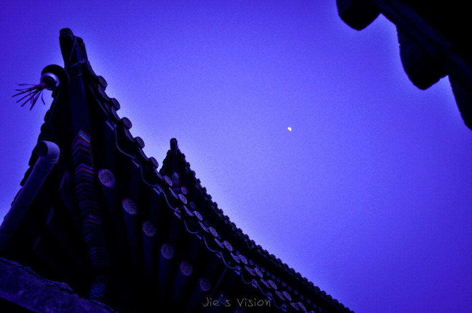 看,月亮 br /> 西宁市南山上一座寺庙旁边,信仰在这边的人民当中起着