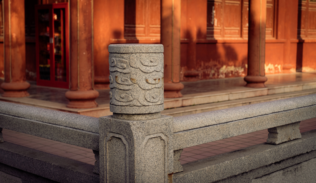 红墙绿瓦浓郁色调中国风建筑林间小路风景小树林公园电影风格调色夕阳