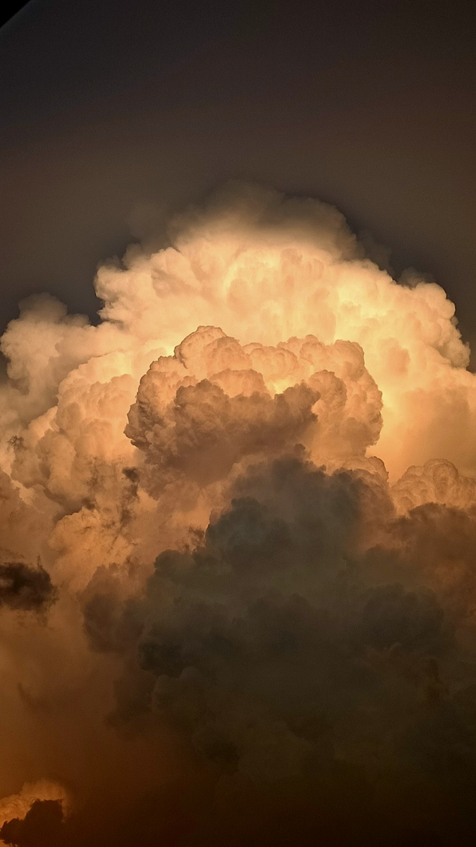 夏季傍晚远处雷声阵阵天空出现巨大的积雨云镜头里的人间观察