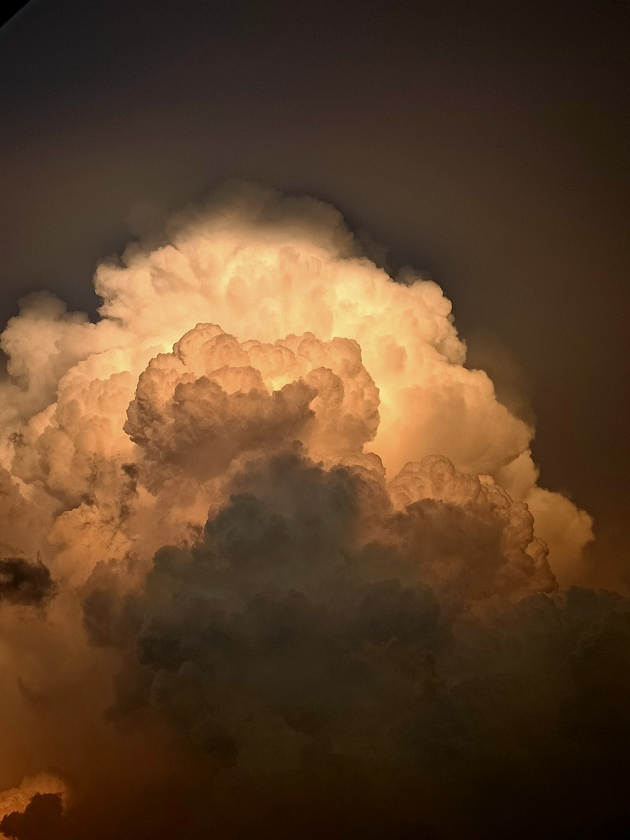 夏季傍晚远处雷声阵阵天空出现巨大的积雨云镜头里的人间观察