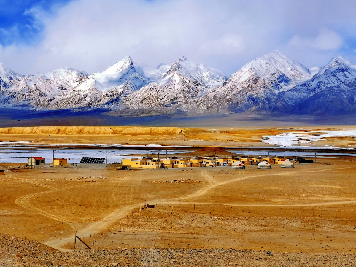 阿克陶县的木吉乡火山口还未开发就已经有一班发烧友去看了所有最原始