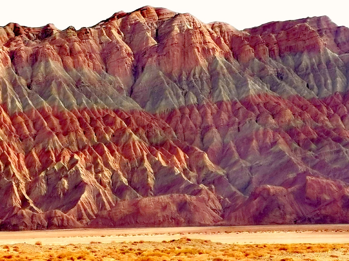 拜城五彩山色彩斑斓不输张掖