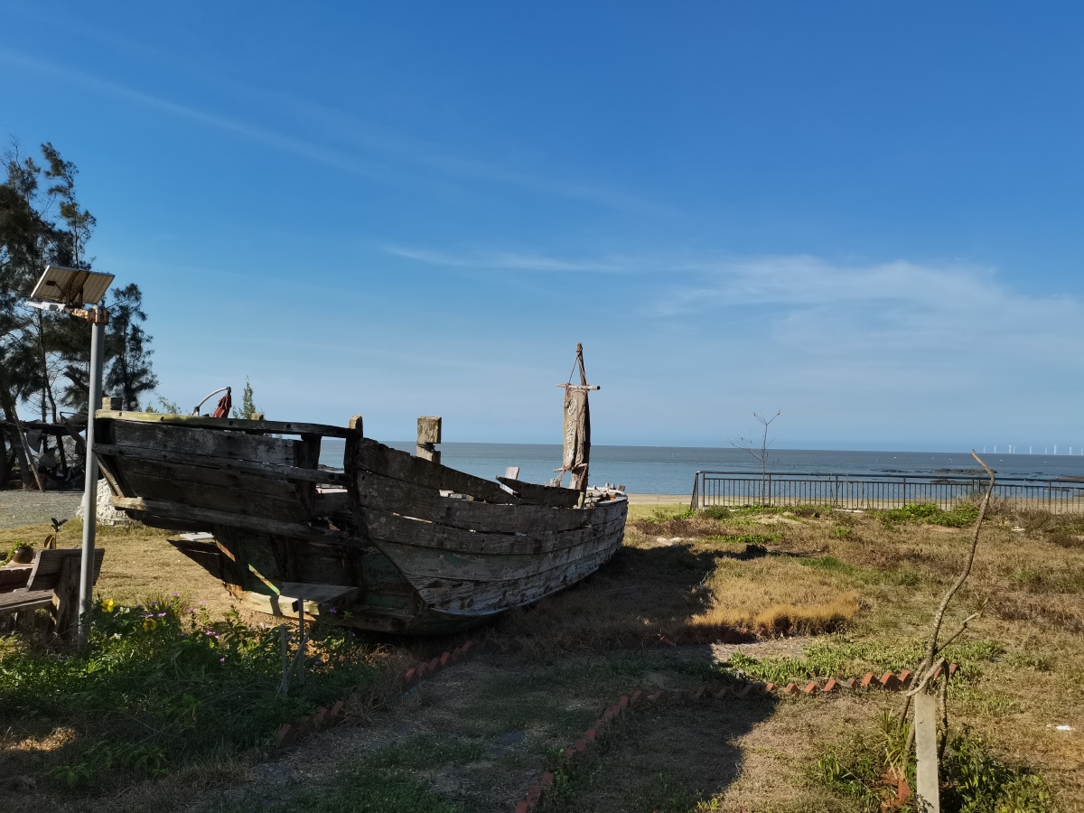 湛江白茅海的晨曦菠萝的海以及附近孤岛