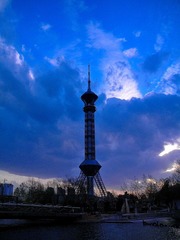 雨前的电视塔