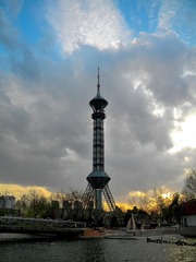 雨前的电视塔