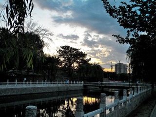 河边黄昏