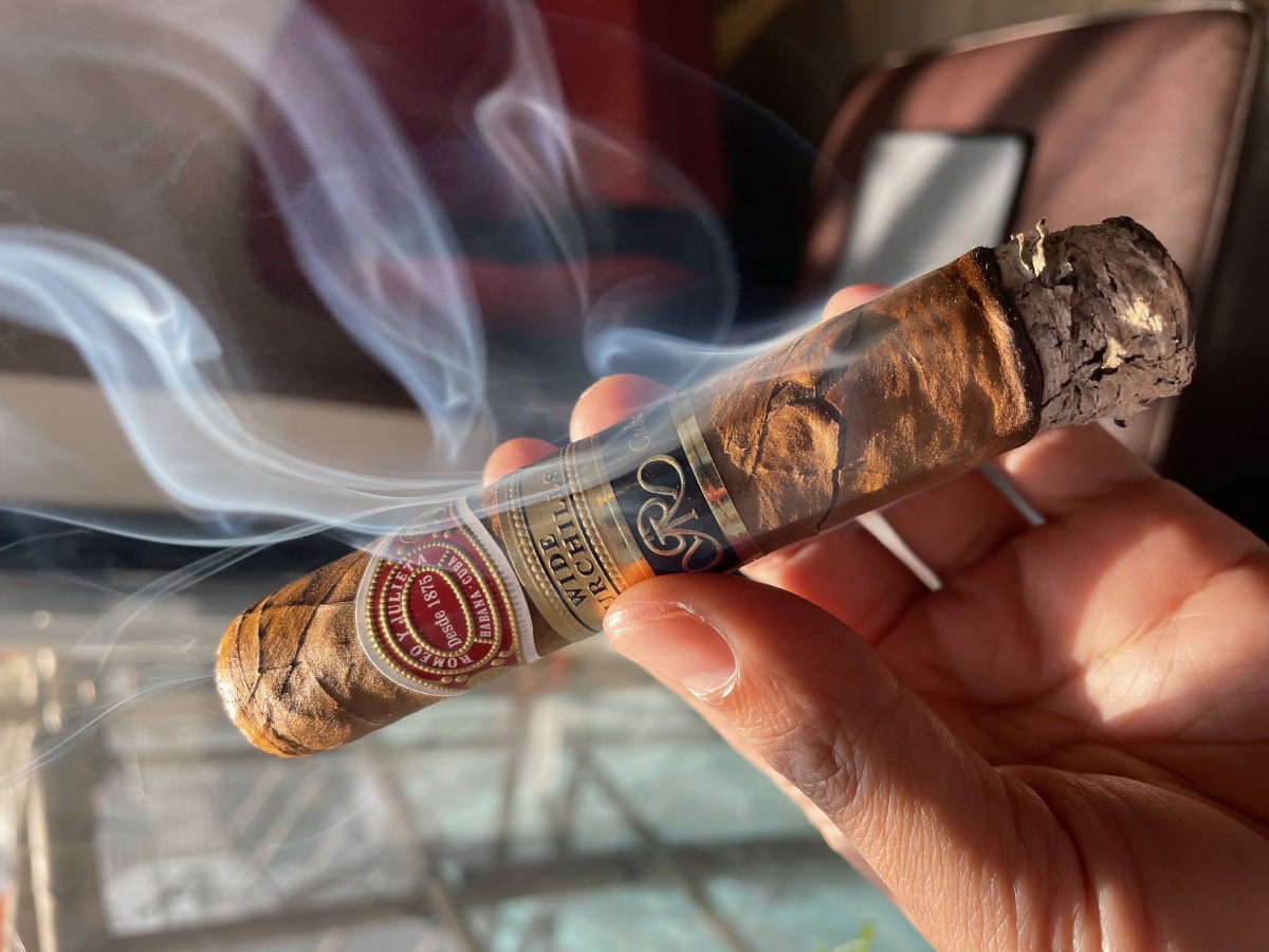 雪茄在手,烟雾弥漫空中,如同雪茄在与我言语.无滤镜手机拍摄.