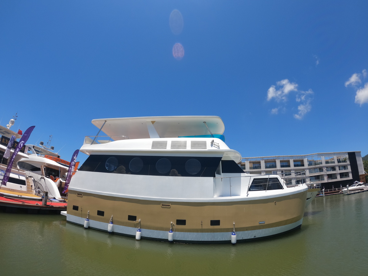 深圳湾游艇展展出的房船住家艇