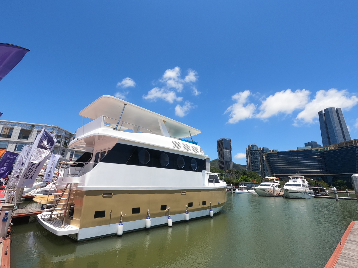 深圳湾游艇展展出的房船住家艇