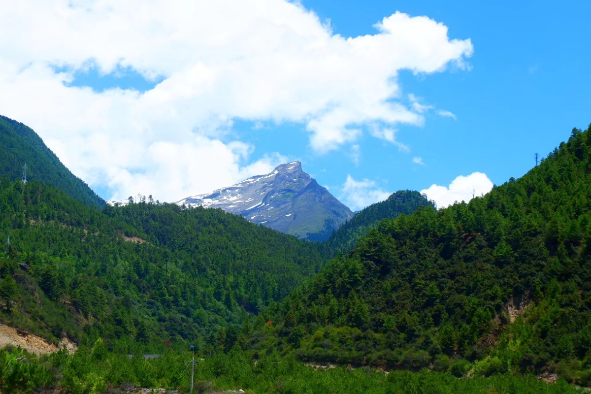 西藏的蓝天白云青山绿水