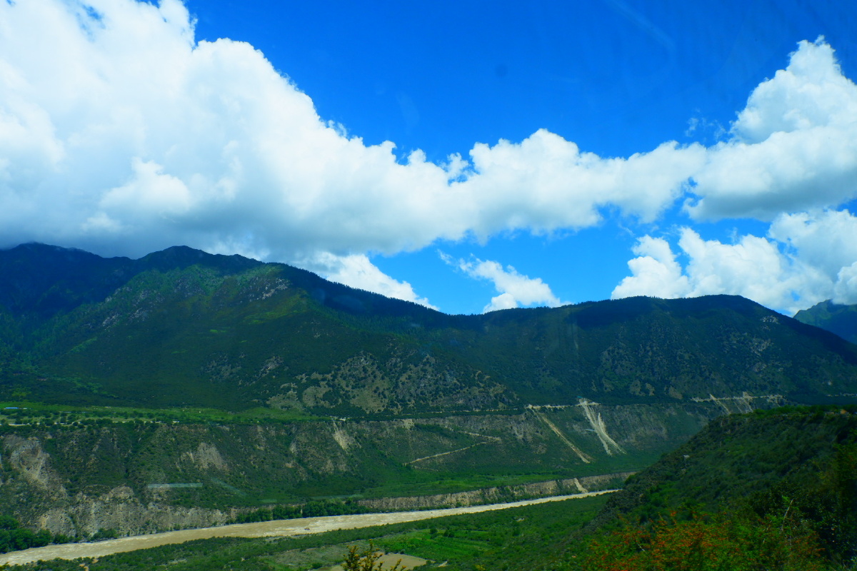 西藏的蓝天白云青山