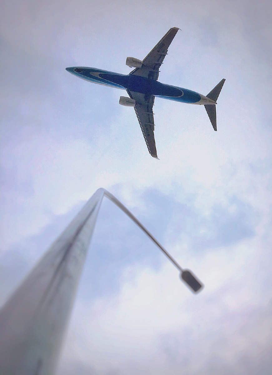 头顶飞过的飞机