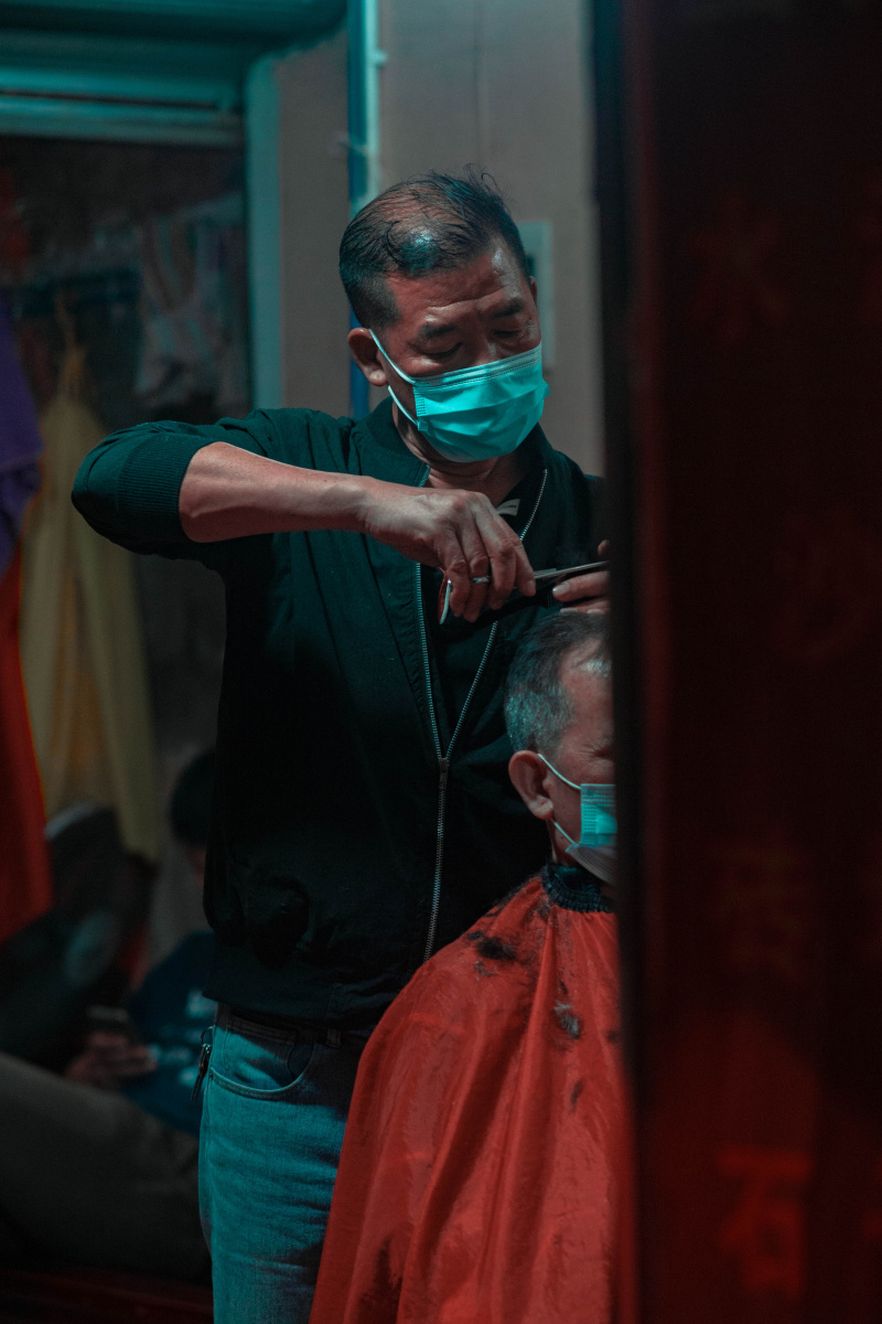 老城区中的传统理发师