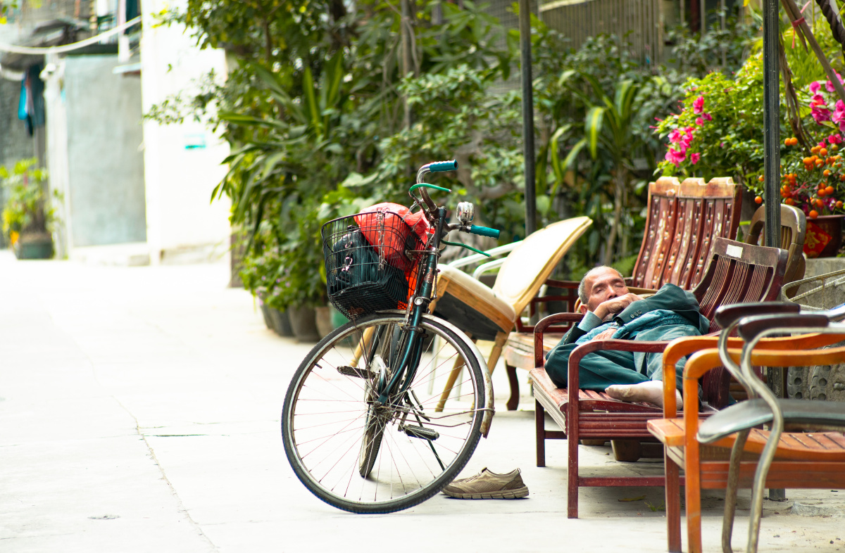 中午休息的老人