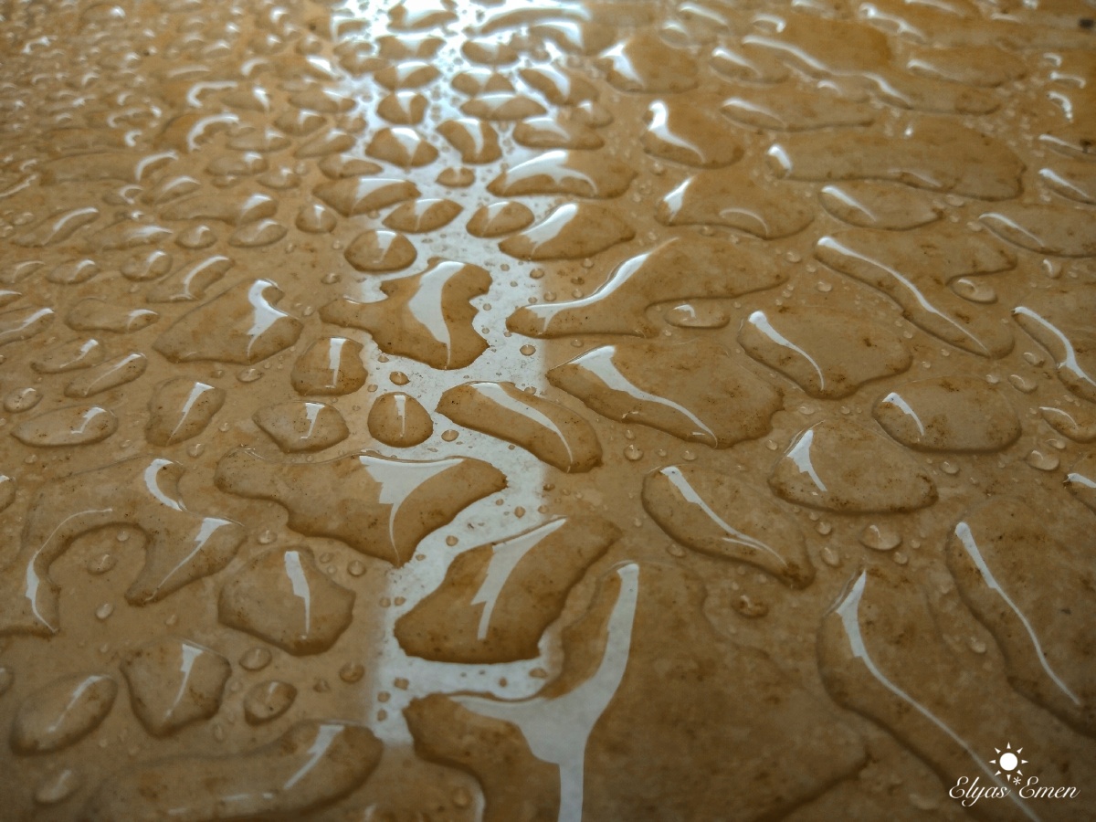 实验室门口瓷砖上雪后凝聚在一起的水珠