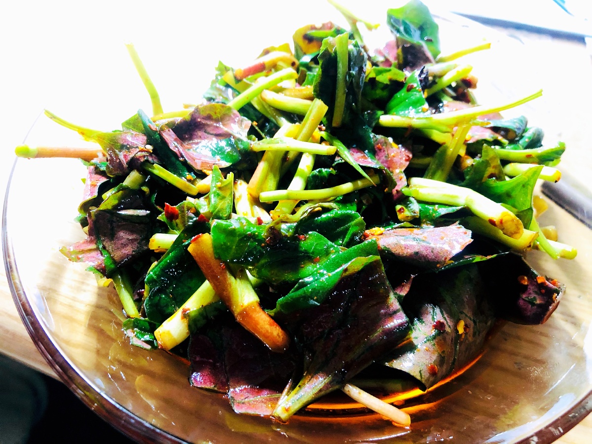 折耳根也就是鱼腥草.折耳根味辛,性寒凉,归肺经.