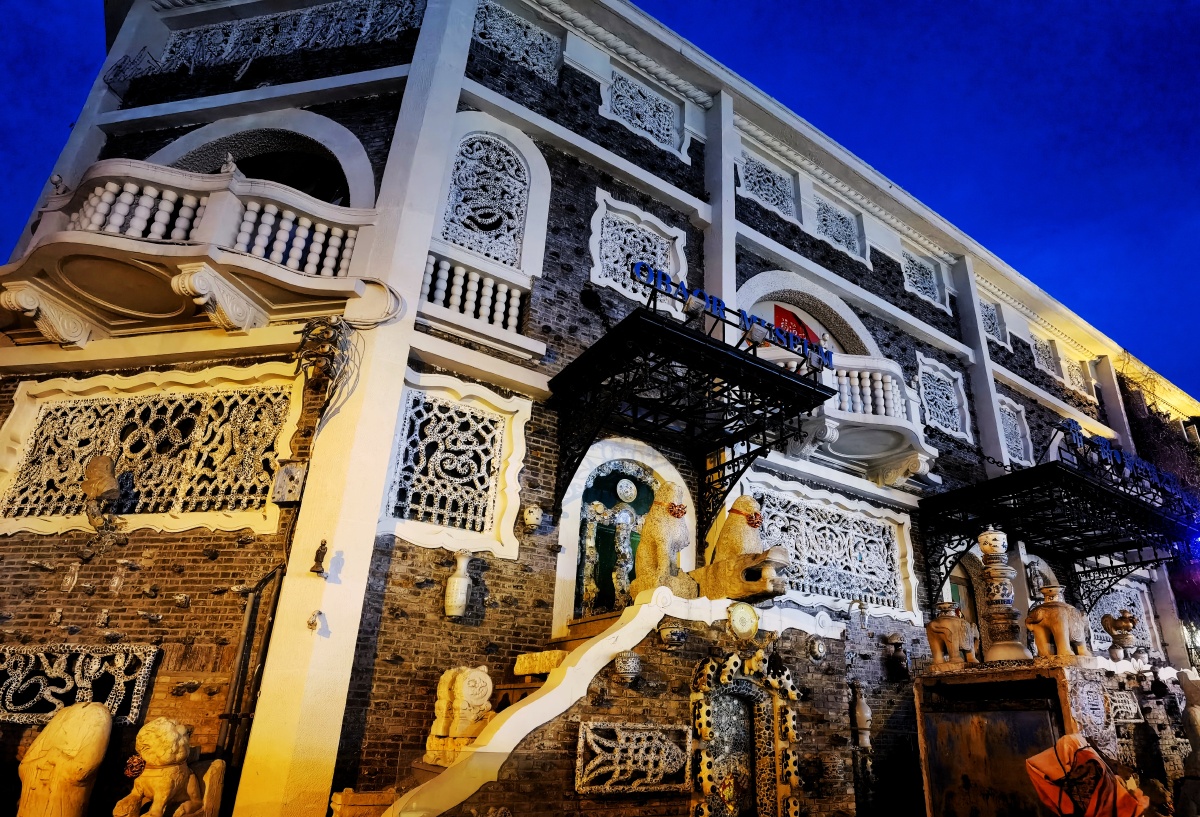 夜幕下的天津疙瘩楼