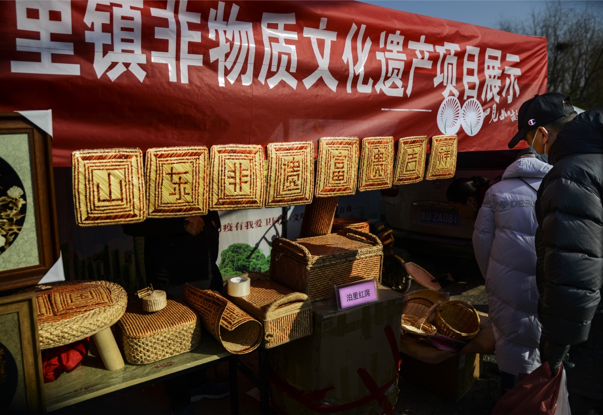 泊里红席是用红高粱杆的外皮经过加工编制而成