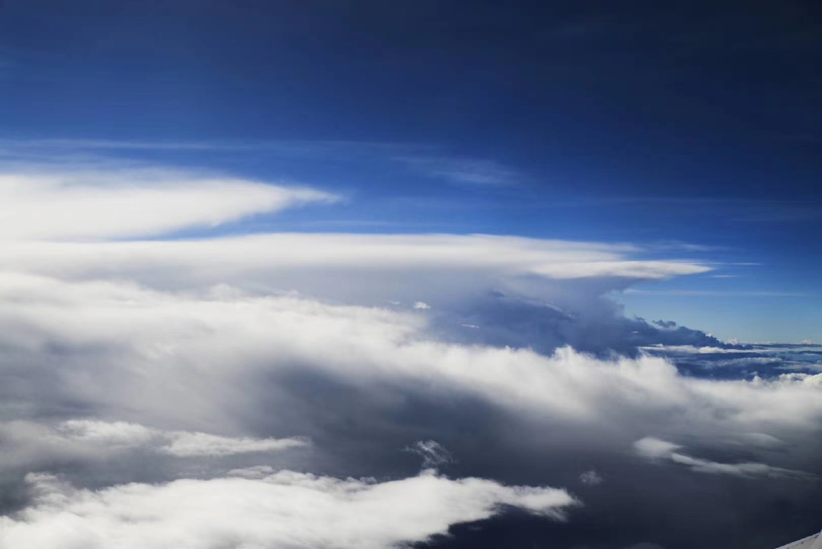 古老而神秘的西藏是我心中一直的向往空中俯拍青海入藏至拉萨云端变化