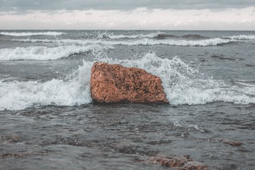 10712