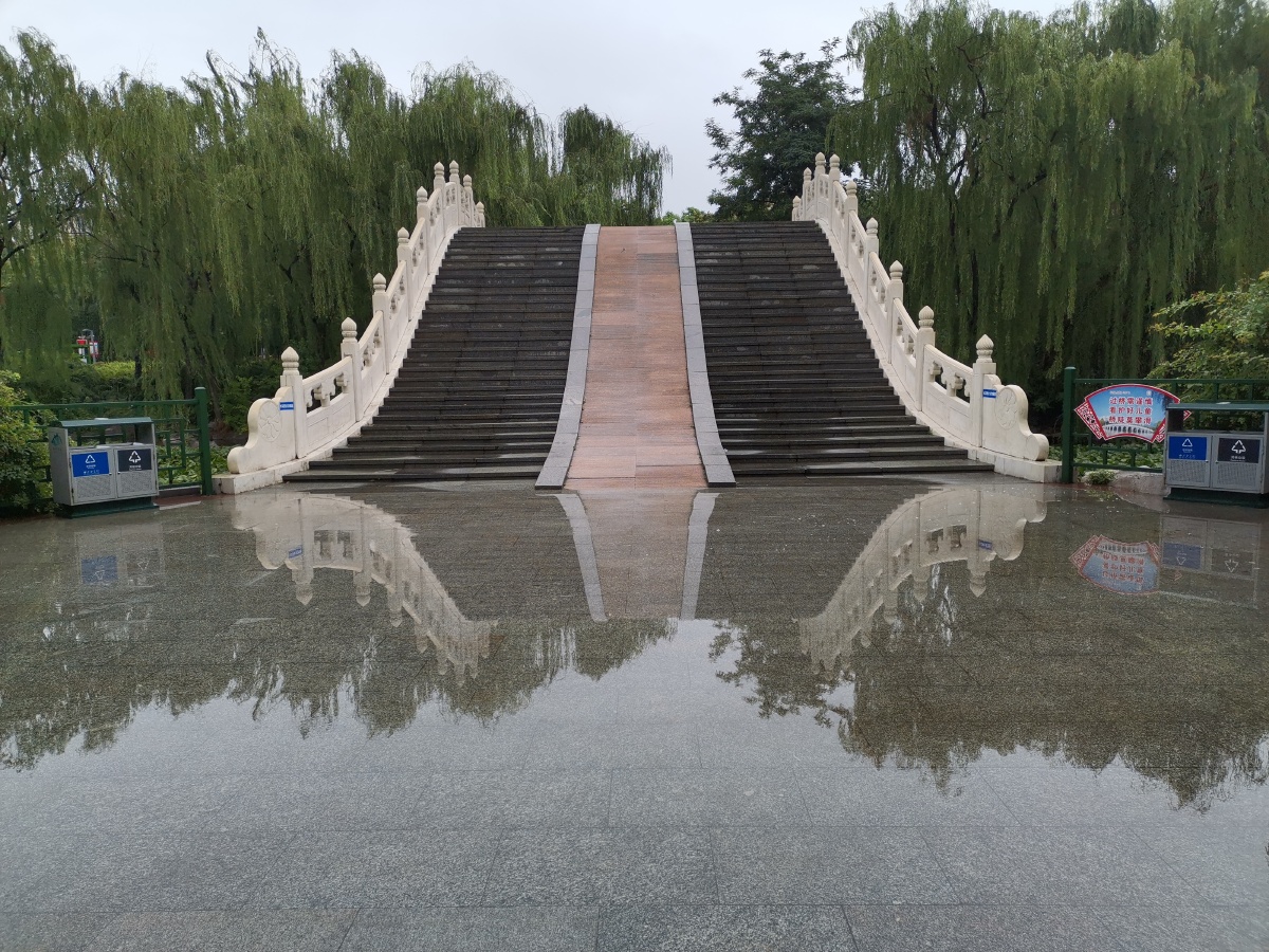 泰安东湖公园雨后云桥路人看到此景连赞尤如双龙戏水