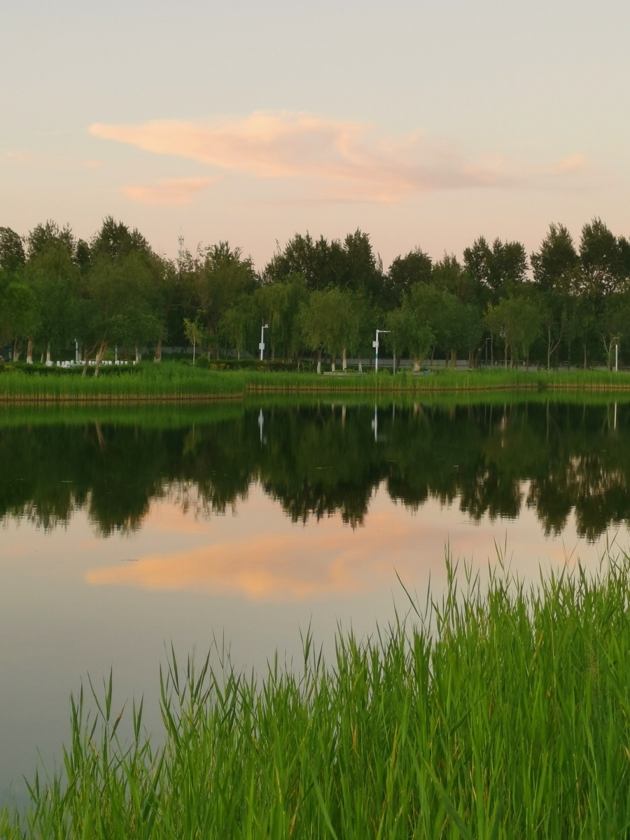 傍晚的夕阳余晖下晚霞照耀的天空很美