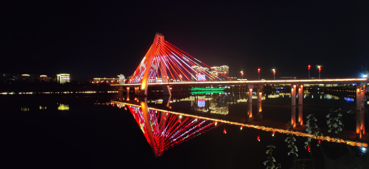 飞龙大桥美丽的夜景为这个城市增添了另一种美