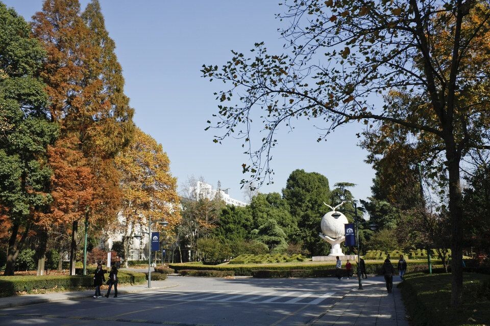 俺们学校门口<br />

