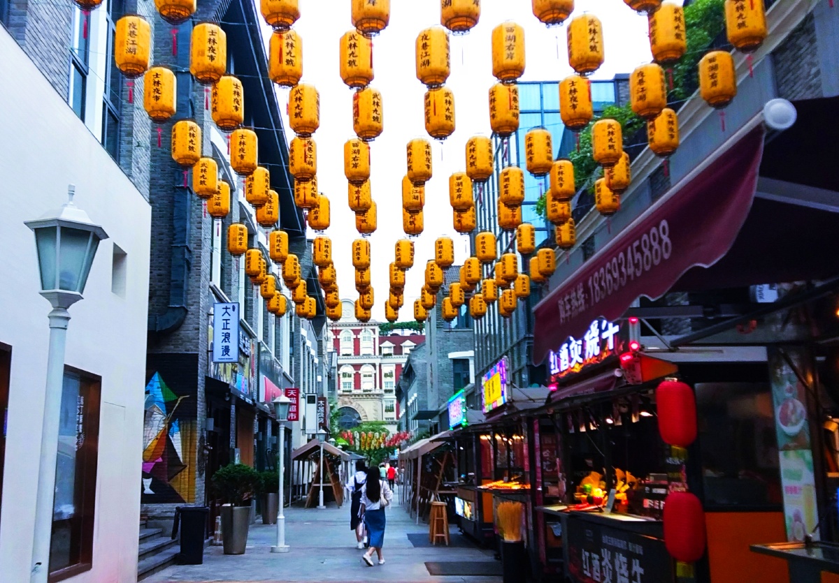 白天的美食街也很美