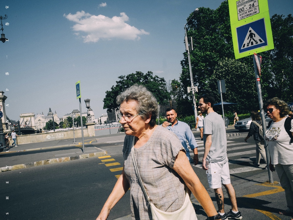 在街上行走的时候总觉得路过的不是一个简简单单的陌生人而是一本本经